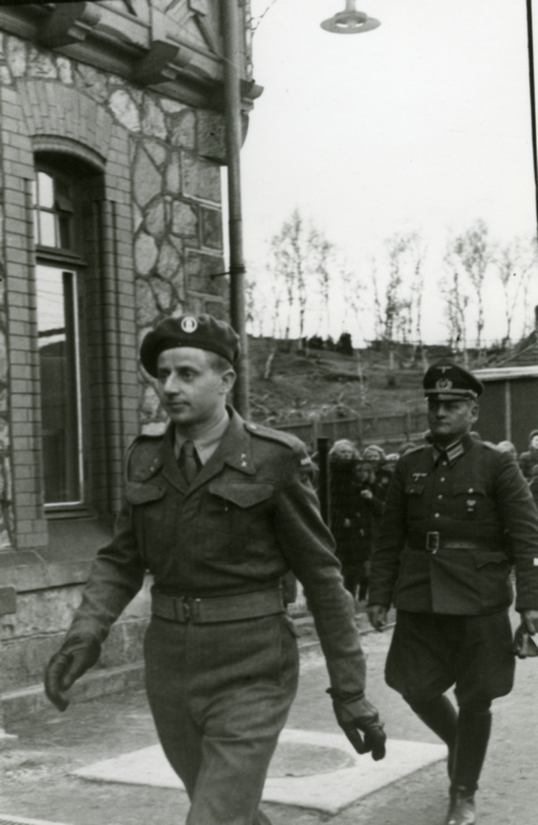 Løytnant Eirik Coucheron-Jarl. Tysk offiser i bakgrunnen. Narvik stasjon. Første norske millitære konferanse i Narvik med tyskerne.