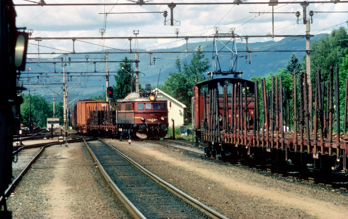 Godstog fra Tinnoset med elektrisk lokomotiv type El 8 ankommer Skien N.