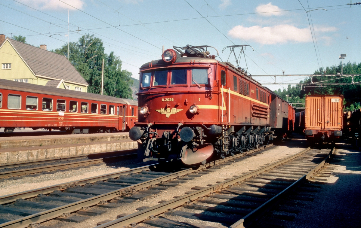 Bratsbergbanen. Godstog i Nordagutu. NSB elektrisk lokomotiv El 8 2058.