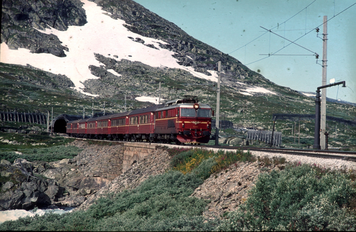 Ekspresstog 62 Bergen - Oslo Ø med lokomotiv type El 14. Langs Rallarvegen. Bergensbanen.