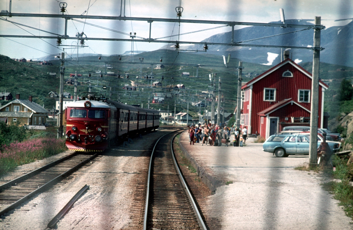 Kryssing på Ustaoset stasjon. Utsikt fra lokomotivet på tog 601.