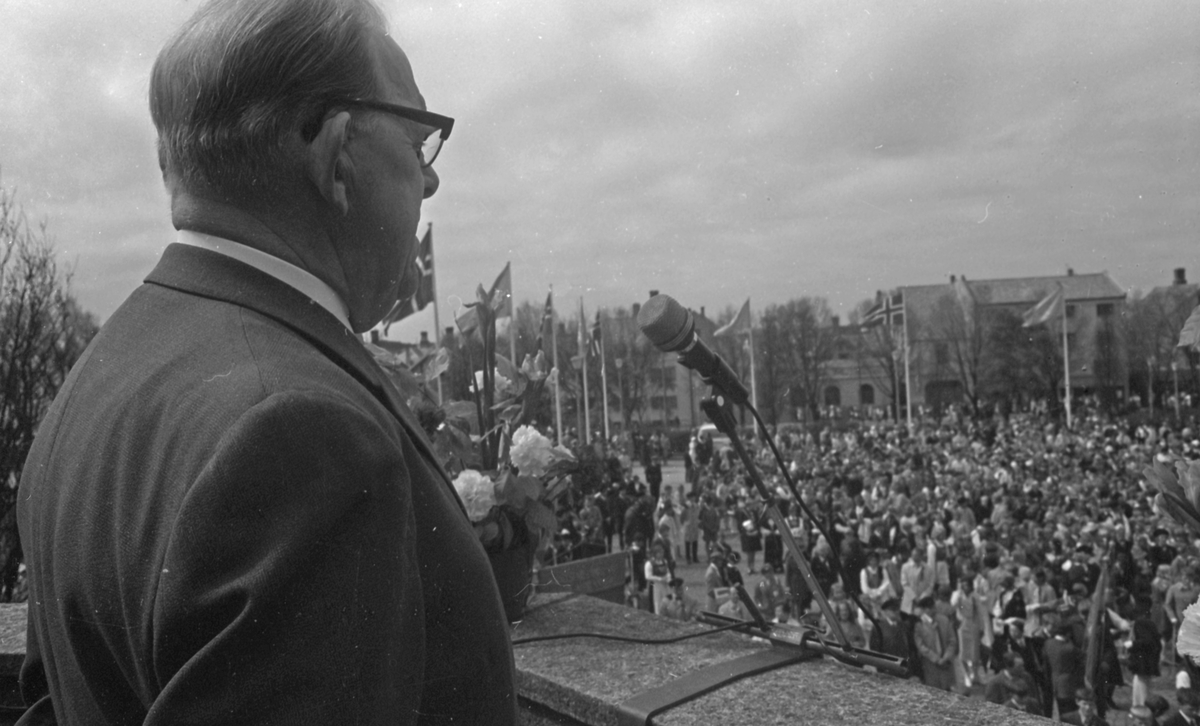17. mai - 1971.   Del 7 av 7.  Dagens taler. Folkeliv, korps, barne-, folke- og russe-tog. Kransenedleggelse.