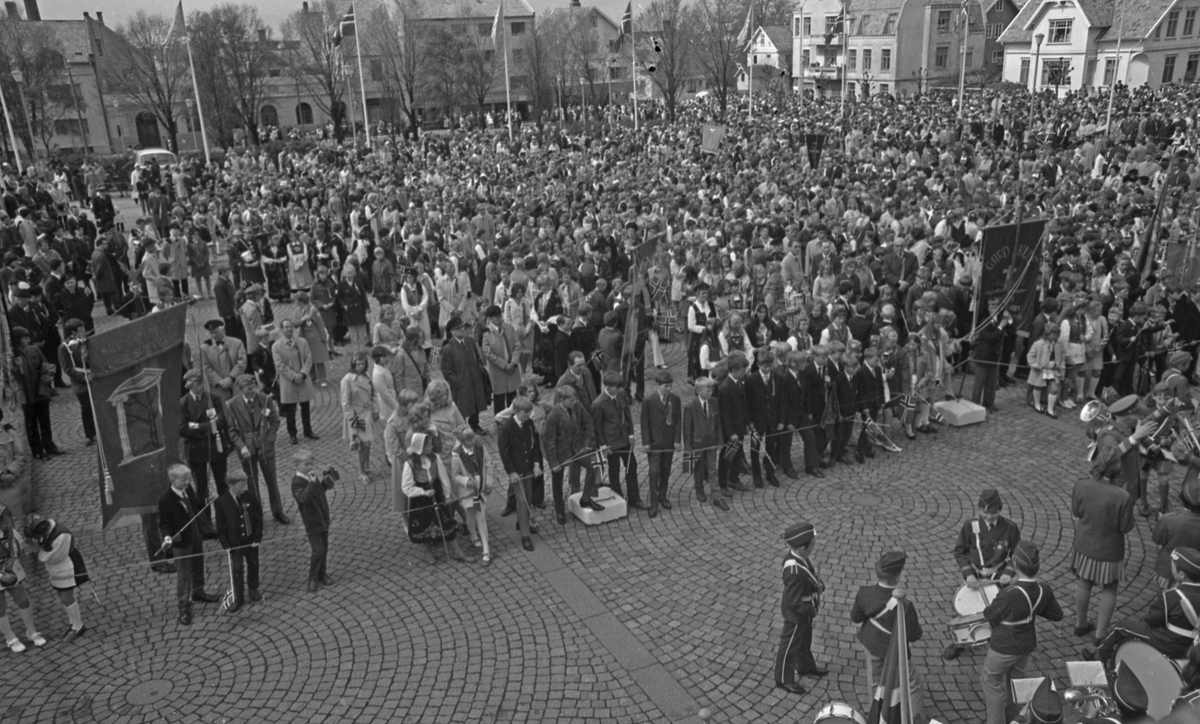 17. mai - 1971.   Del 7 av 7.  Dagens taler. Folkeliv, korps, barne-, folke- og russe-tog. Kransenedleggelse.