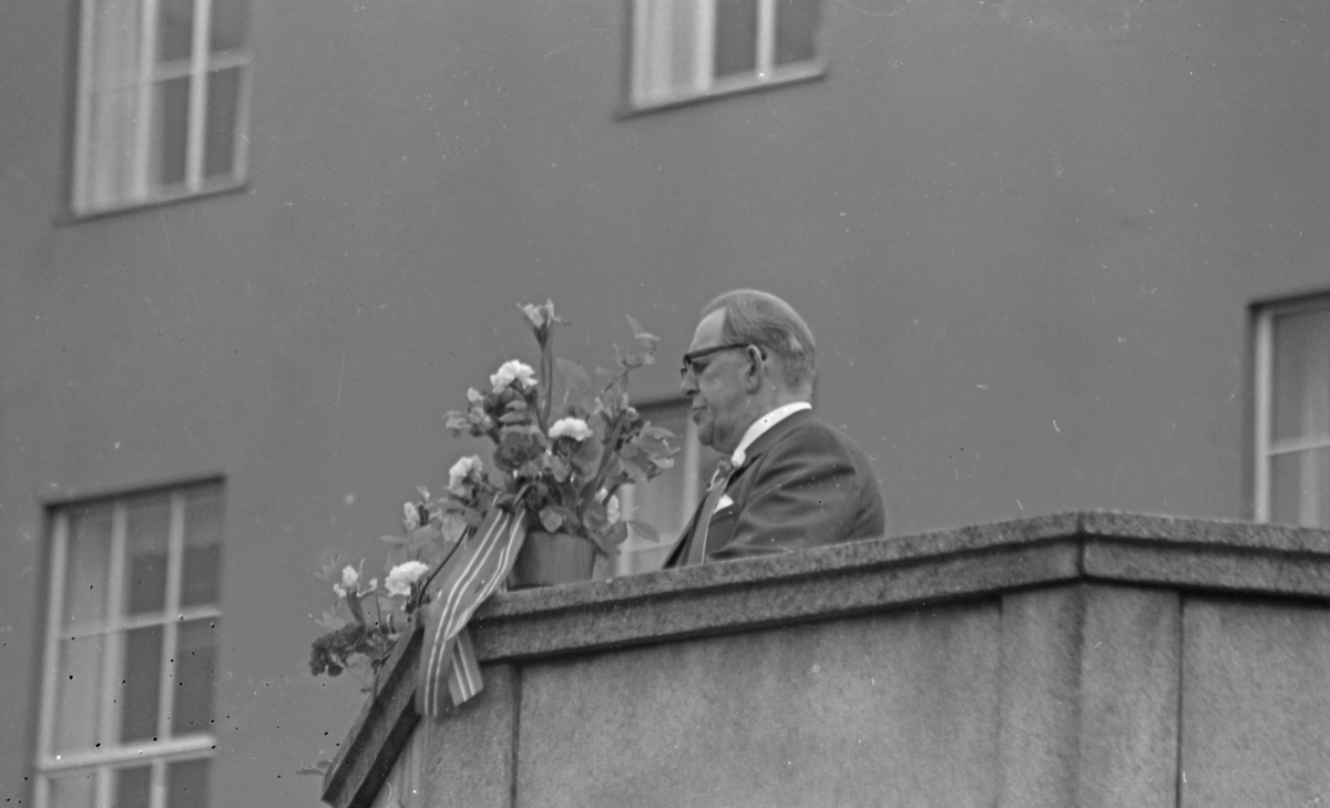 17. mai - 1971.   Del 7 av 7.  Dagens taler. Folkeliv, korps, barne-, folke- og russe-tog. Kransenedleggelse.
