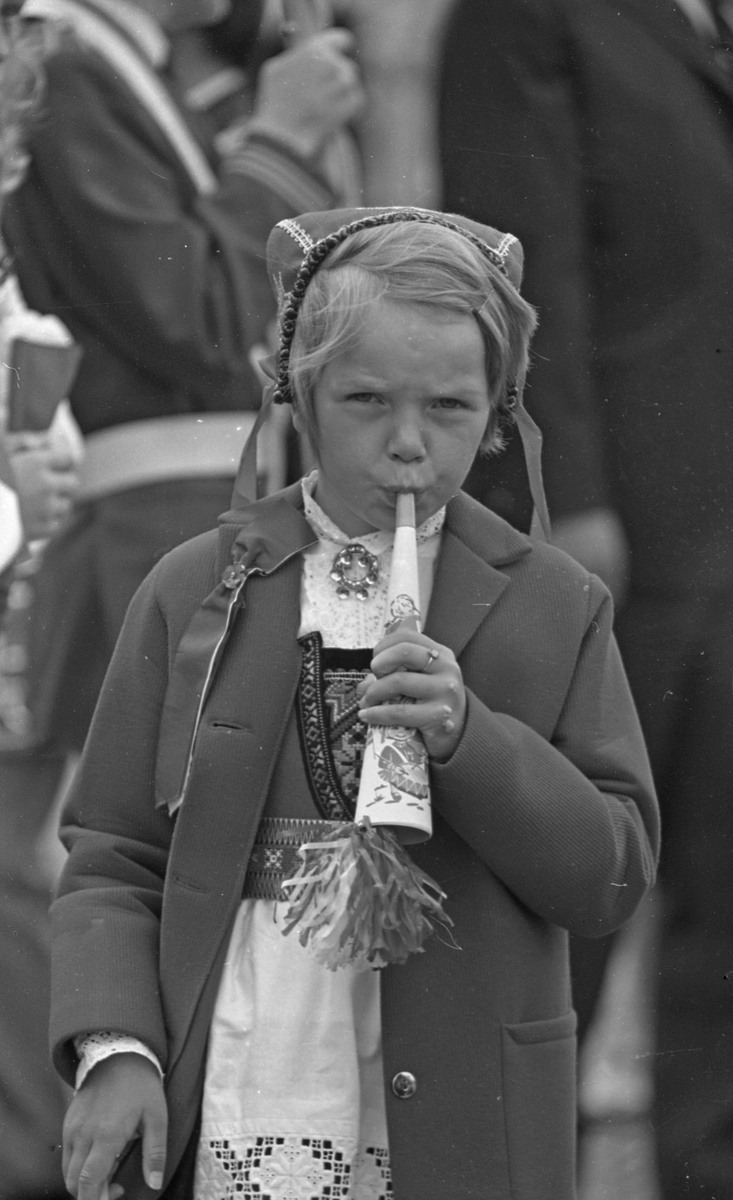 17. mai - 1971.   Del 7 av 7.  Dagens taler. Folkeliv, korps, barne-, folke- og russe-tog. Kransenedleggelse.