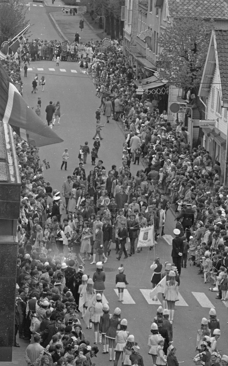 17. mai - 1971.   Del 7 av 7.  Dagens taler. Folkeliv, korps, barne-, folke- og russe-tog. Kransenedleggelse.
