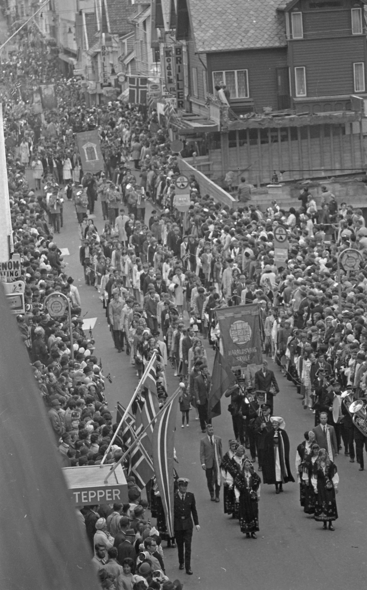 17. mai - 1971.   Del 7 av 7.  Dagens taler. Folkeliv, korps, barne-, folke- og russe-tog. Kransenedleggelse.