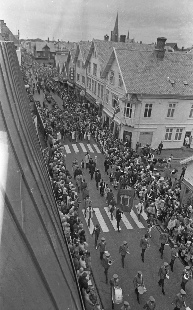 17. mai - 1971.   Del 7 av 7.  Dagens taler. Folkeliv, korps, barne-, folke- og russe-tog. Kransenedleggelse.