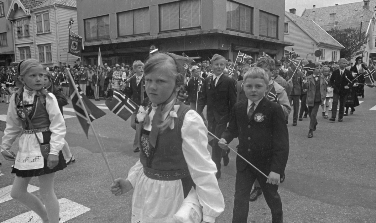 17. mai - 1971.   Del 7 av 7.  Dagens taler. Folkeliv, korps, barne-, folke- og russe-tog. Kransenedleggelse.