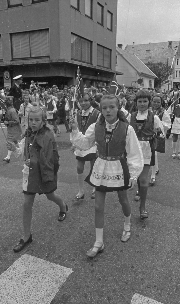 17. mai - 1971.   Del 7 av 7.  Dagens taler. Folkeliv, korps, barne-, folke- og russe-tog. Kransenedleggelse.