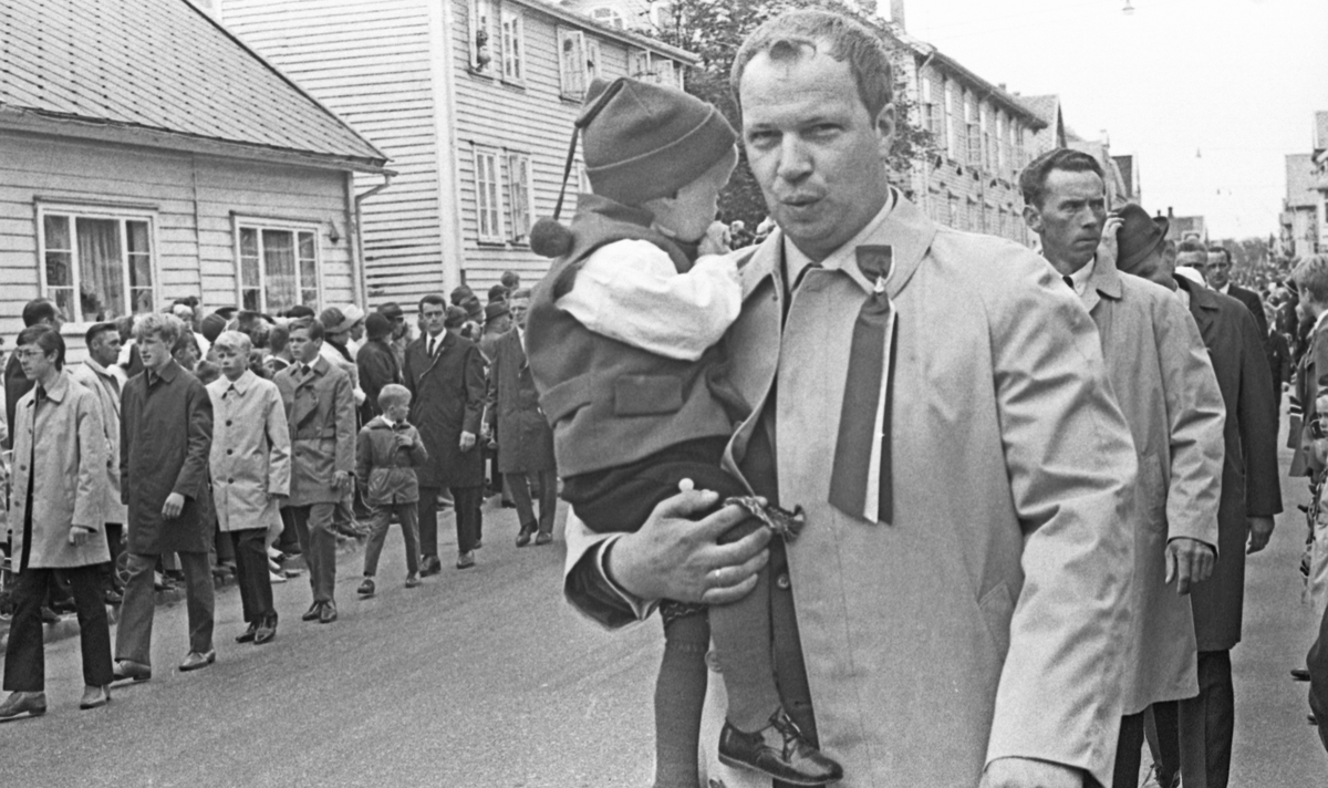 17. mai - 1970. Del 2 av 4. Kransenedlegging, roing, barne- og folke-tog.