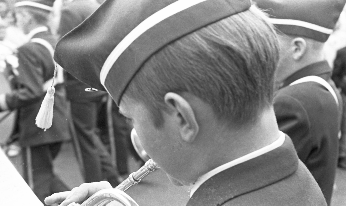 17. mai - 1970. Del 2 av 4. Kransenedlegging, roing, barne- og folke-tog.