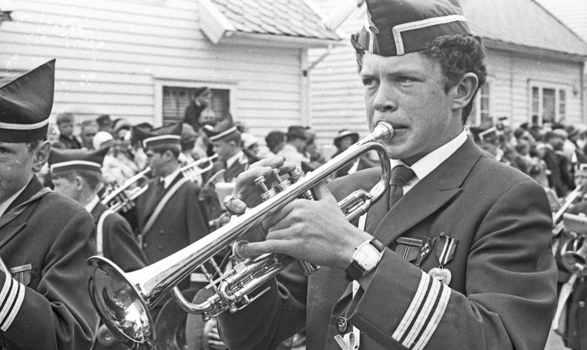 17. mai - 1970. Del 2 av 4. Kransenedlegging, roing, barne- og folke-tog.