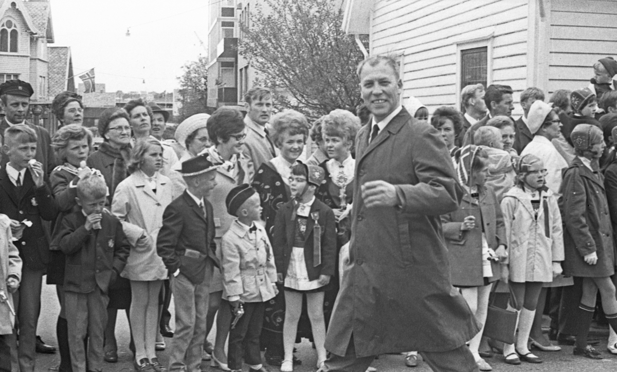 17. mai - 1970. Del 2 av 4. Kransenedlegging, roing, barne- og folke-tog.