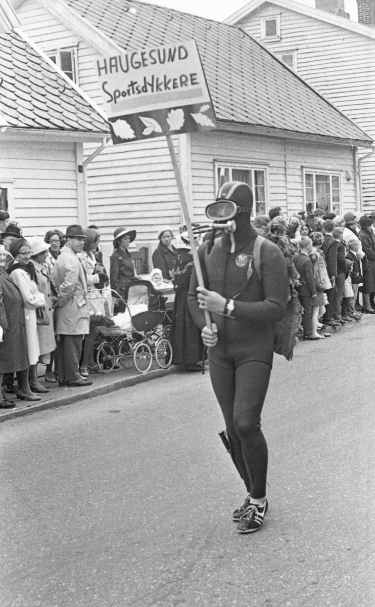 17. mai - 1970. Del 2 av 4. Kransenedlegging, roing, barne- og folke-tog.