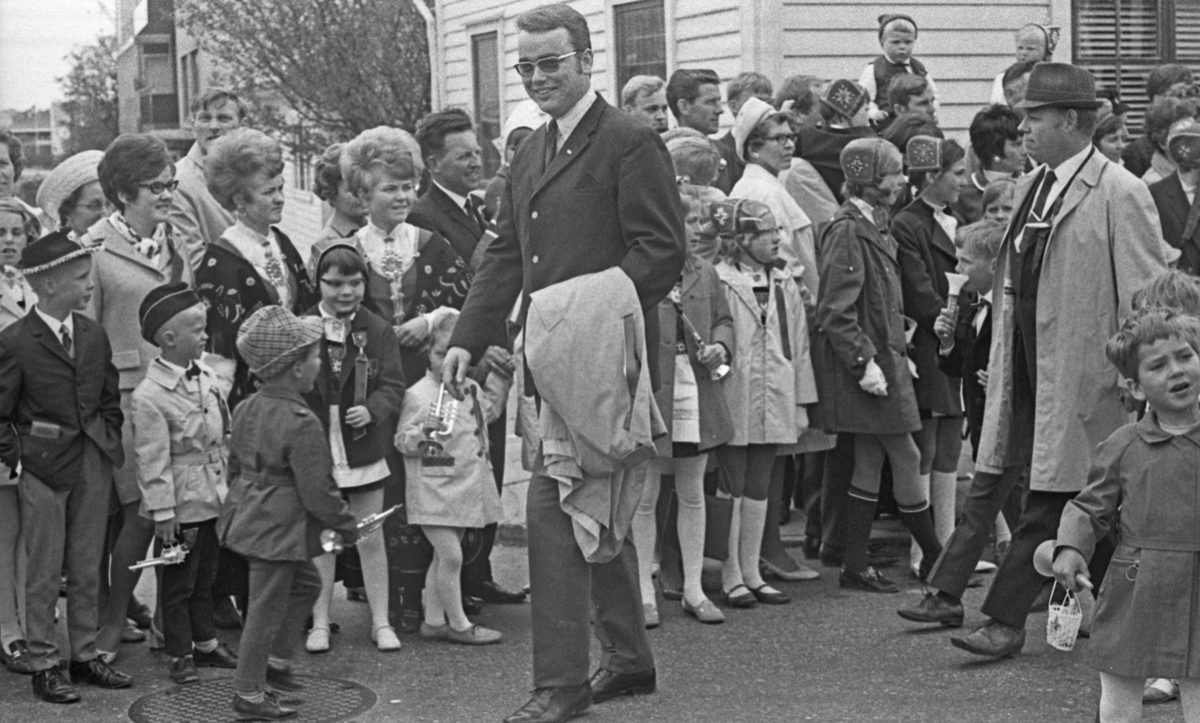 17. mai - 1970. Del 2 av 4. Kransenedlegging, roing, barne- og folke-tog.