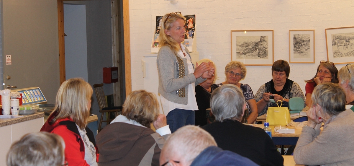 Kragerø Husflidslags møte den 31.09.2014 med Ellen Ørnes. Tema for kvelden var emaljerte antikviteter og helst smykker.