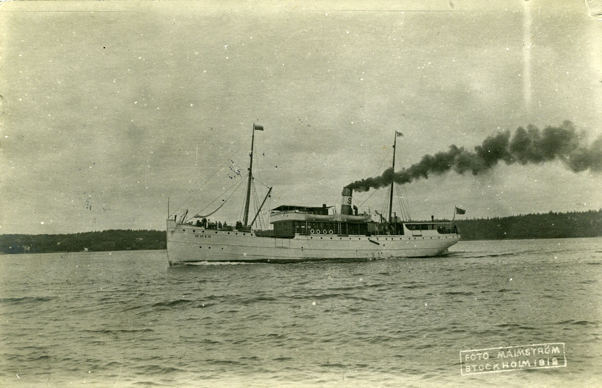 Foto när fartyget passerar Hasseluddens ångbåtsbrygga på ingående till Stockholm.
Dublettbild finns i C. G. Jacksons  samling med Acc 1957:2041, Fo220842.