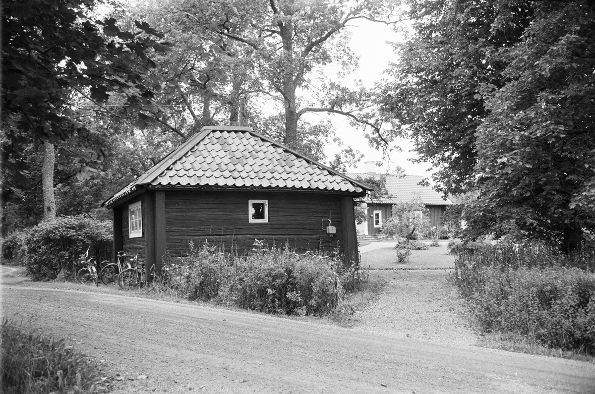 Rustbod, Fornby 1:9, Rasbokils socken, Uppland 1982