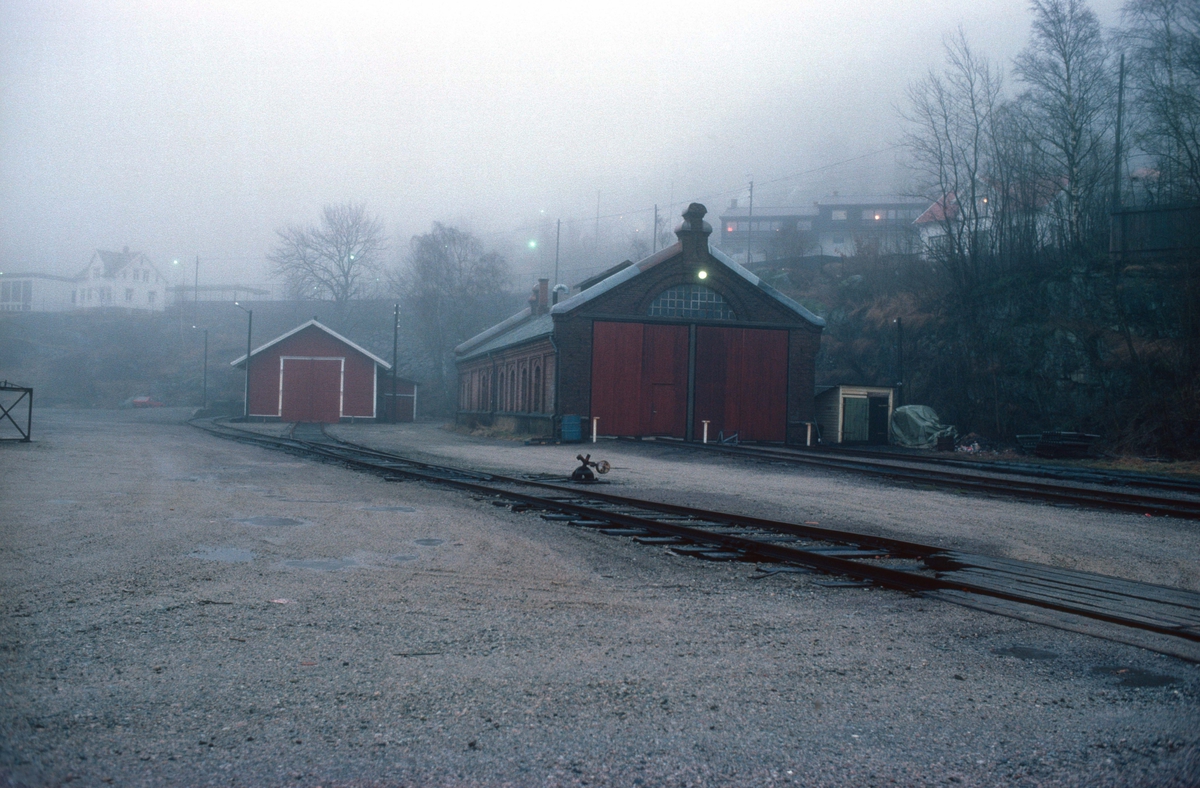 Flekkefjord lokomotivstall og vognhall.