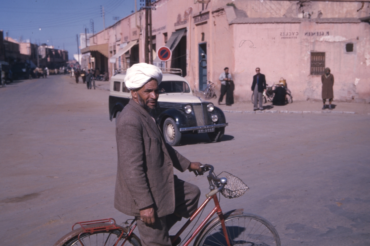Man på cykel i Marocko.