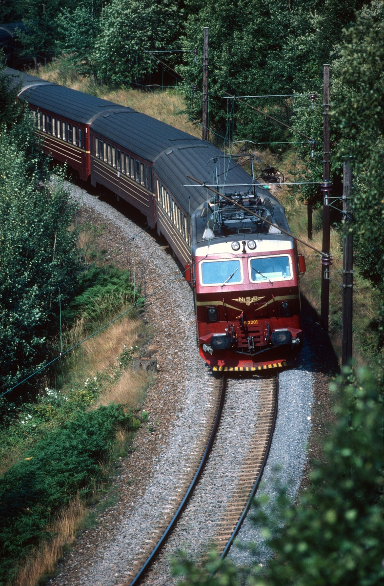 Gjøvikbanen. Ekspresstog 62 fra Bergen til Oslo S ved Midtodden. NSB elektrisk lokomotiv El 16 2201, vogner type 5.