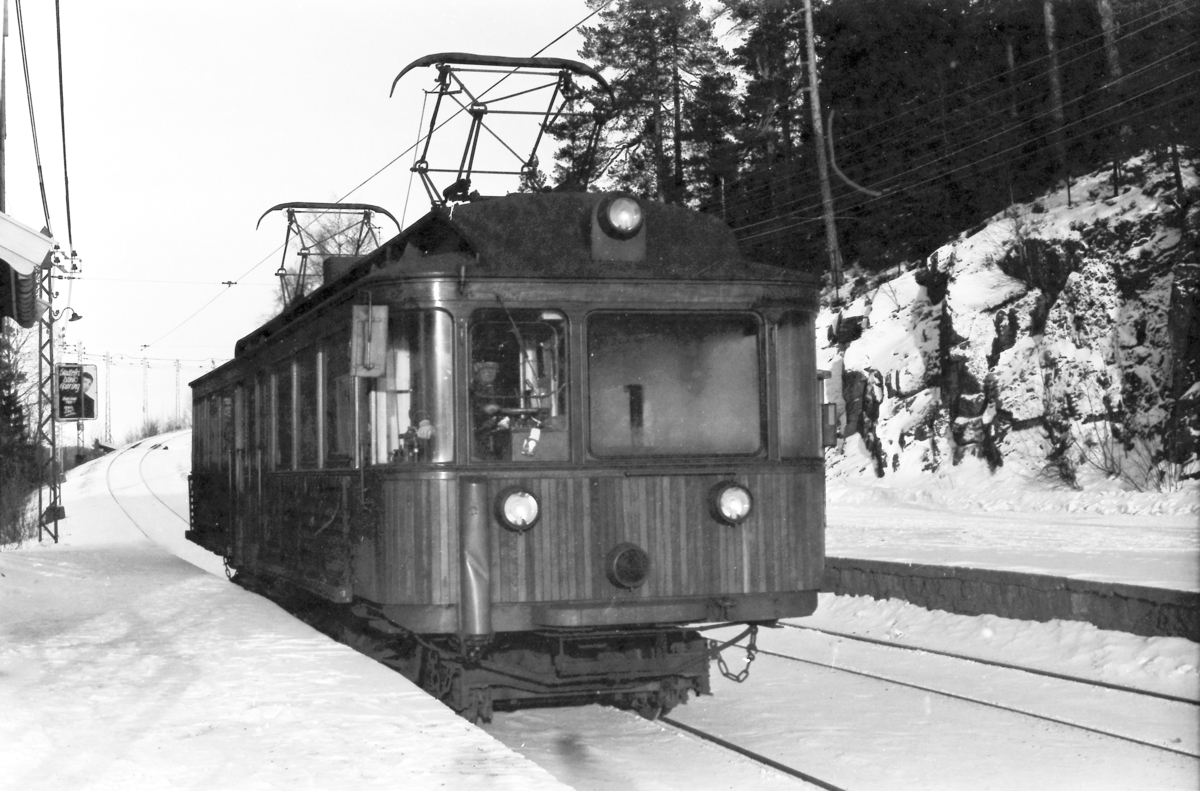 A/S Holmenkolbanen. Tryvannsbanen. Skogen stasjon. Vogn 202, type 1934 (Skabo, NEBB).