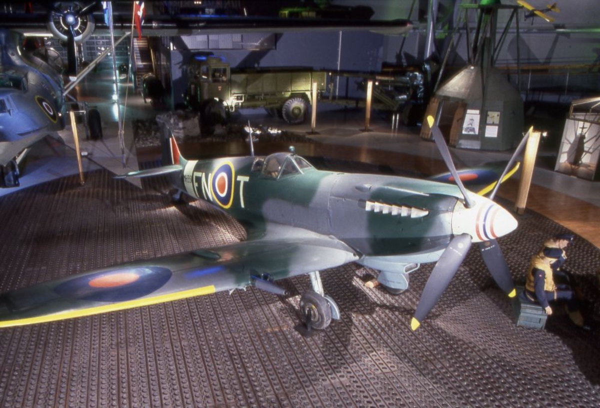 Ett fly: Supermarine Spitfire LF.MK.IXe), britisk jagerfly.