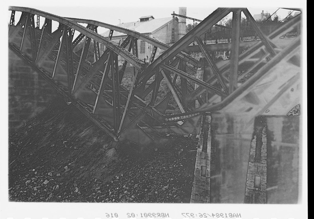 Den krigsødelagte viadukten på Bolaget. Tineanlegget i bakgrunnen