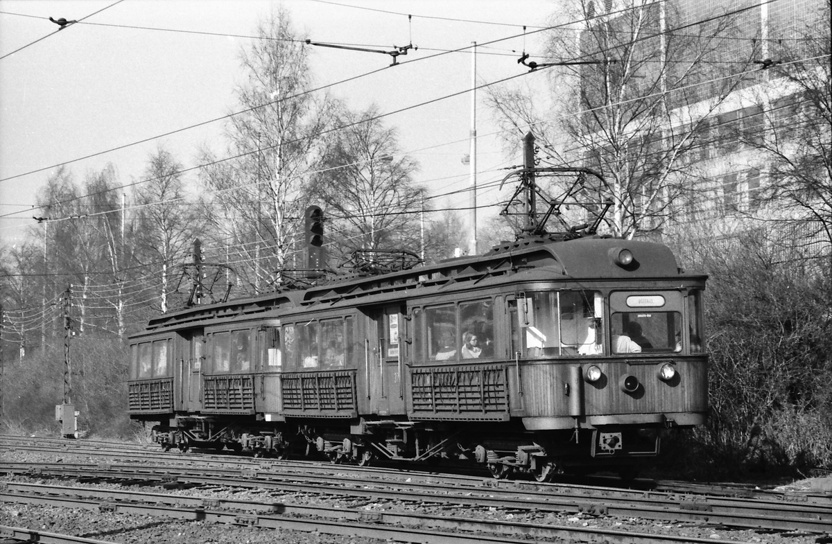 A/S Holmenkolbanen. Vogn 31 og 37, type 1909 (Skabo, Westinghouse, HKB verksted) på vei mot Røabanen, Østerås.