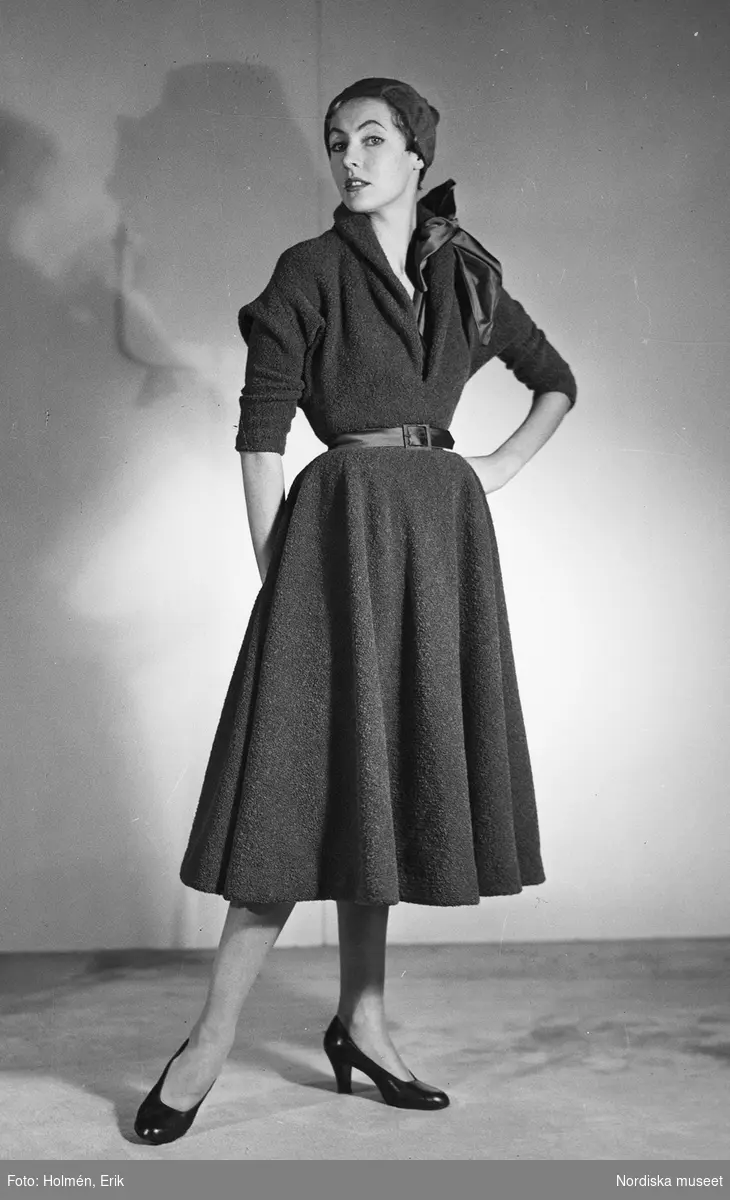 Modell i klänning med sidenrosett och hatt. Av Madame Grès.