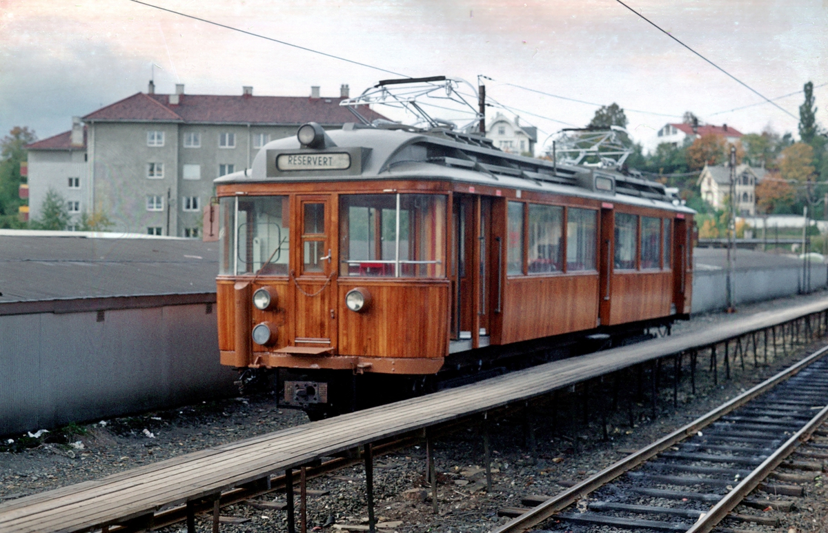 A/S Holmenkolbanen. Oslo Sporveier. Vogn 101, type 1916 (Skabo, Westinghouse. HKB verksted). Blank teak, nyrevidert på HKB verksted. Opprinnelig tilhengervogn, ombygget til motorvogn i 1918 (midtinngang, ombygget til gjennomstrømningsvogn 1957)