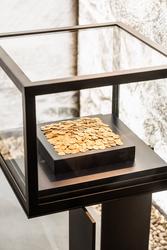 Monter med gullmynter fra Runde funnet. - Utstillingen "Til 