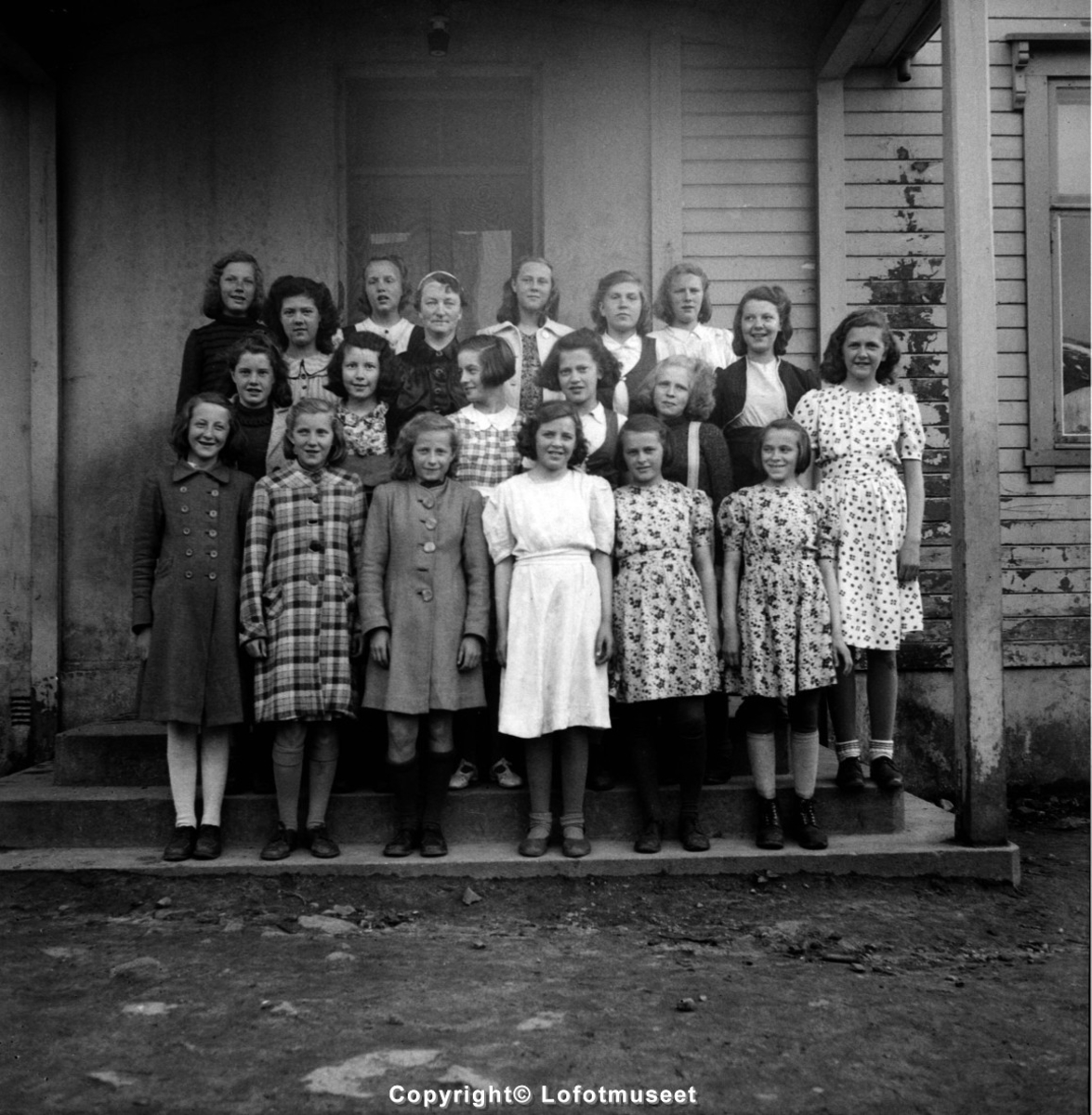 Svolvær,  juni 1944.  Dette er jenteklasse 7B ved middelskolen fotografert foran middelskolen i Storgata.