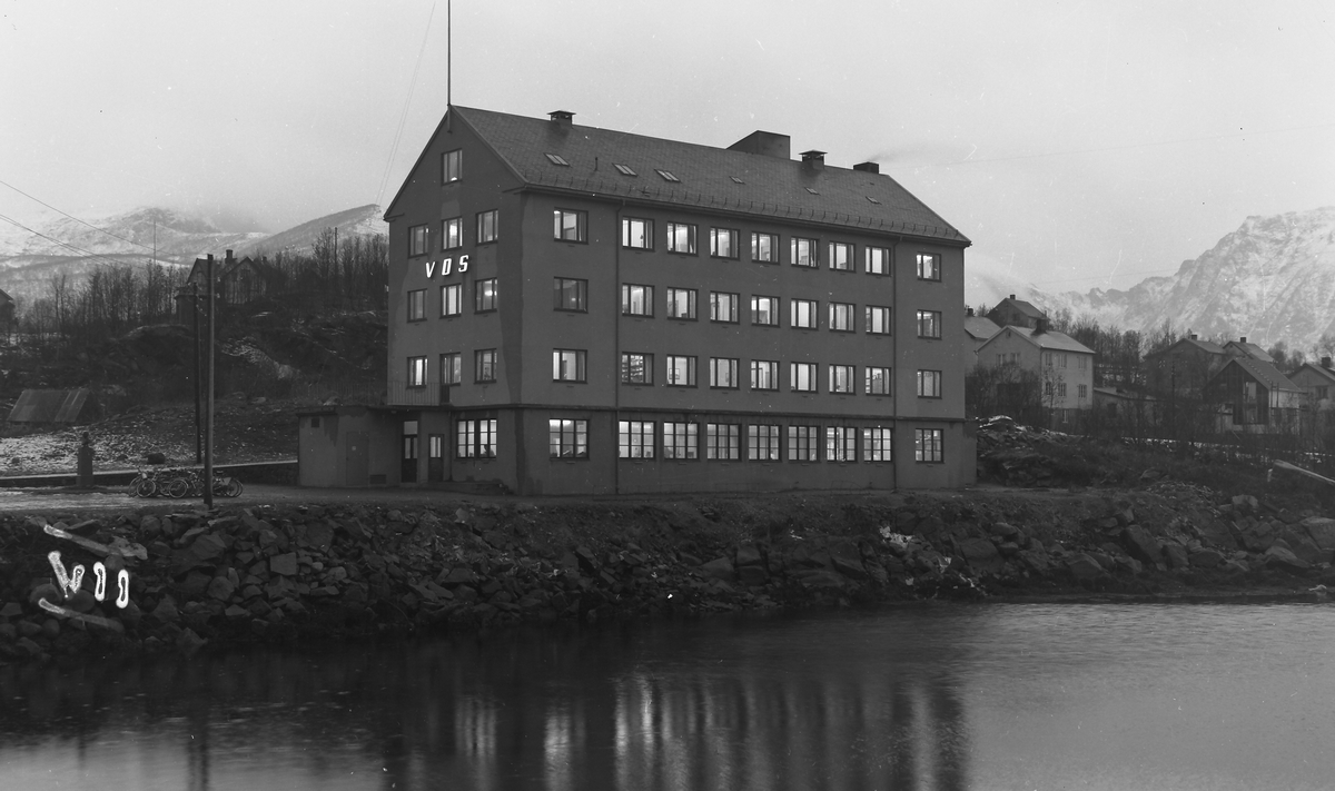 Vesteraalens Dampskibsselskabs kontorbygning på Stokmarknes 1954