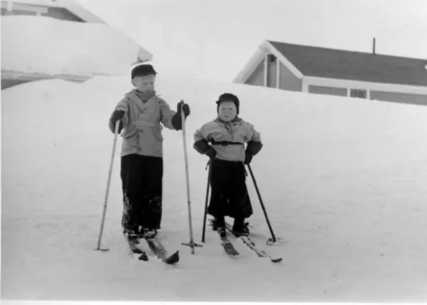 To små  skiløpere fotografert på Bjørnfjell stasjon, Ofotbanen.