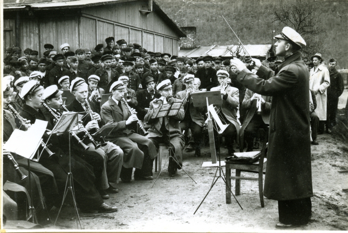 LKAB musikkorps gir konsert i den russiske fangleiren i Beisfjord. Krigsfanger, Dirigent Oluf Bertheussen,