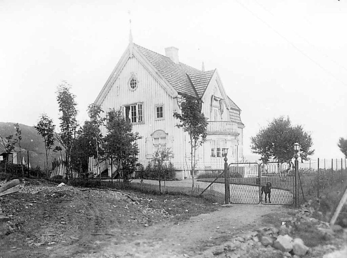 Bolighus tilhørte først major Carl Gulbranson, da han flyttet fra Narvik, ble huset overtatt av Einar Mosling