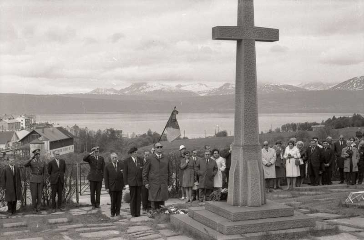Minnemarkering ved det franske krigsminnesmerket på Narvik Gravlund.