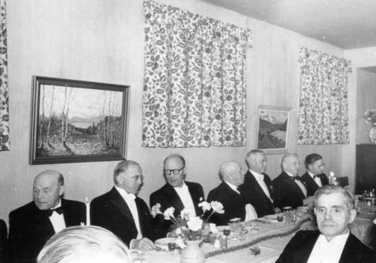 NSB Jubileumsmiddag 1954 i Narvik, Ofotbanen. Personene er fra venstre: Alfred Nilsen, ukjent, Distriktsjef Odd Bakken NSB, ukjent, ukjent, rådmann Jakob Kuvaas og ukjent. Mannen ned til høyre er bokhandler Einar Mosling. 