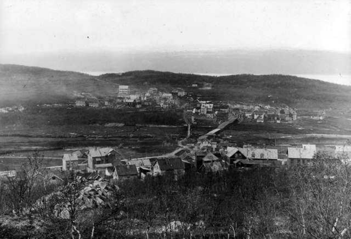 Narvik. Begynnende bebyggelse på Oscarsborg og Frydenlund på hver side ...