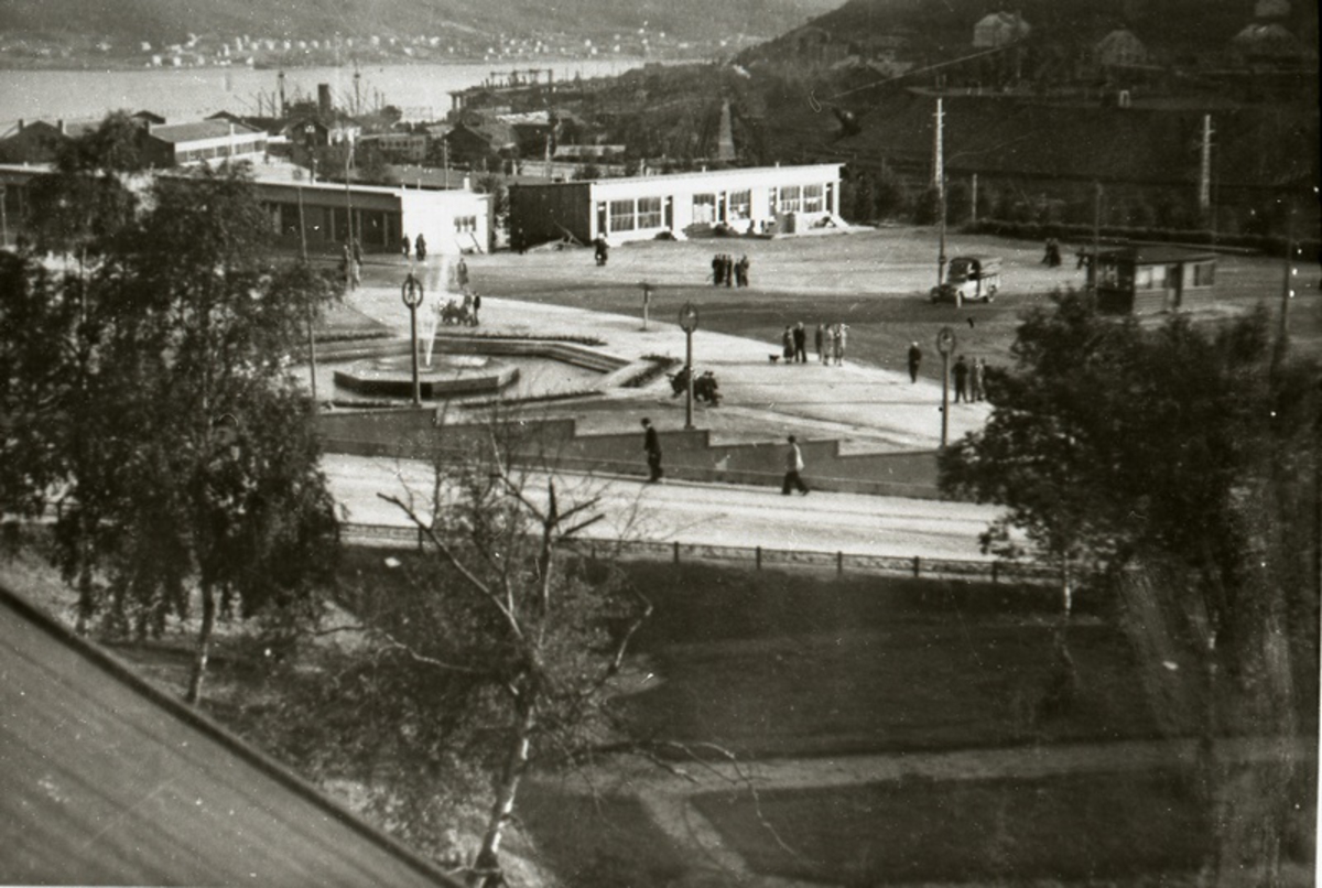 Bilde fra siste halvdel av 1940, fra nåværende Folket Hus. Torvet, havna og LKAB mot Ankenes. brakke