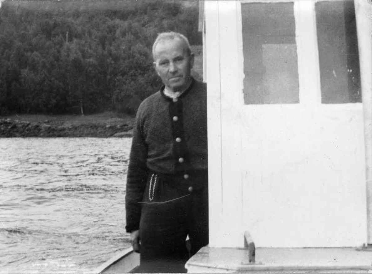 Nils Slettjord i motorbåten sin.