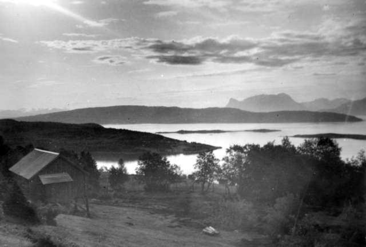 Utsikt fra utmarksgjerdet på Bjelgam mot Skogøya, Barøya, Ungsmaløya, Forralandet og i det fjerne fjellene over Narvik