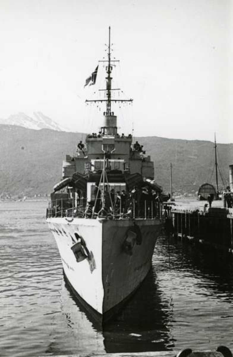 Minnemarkering. Den engelske jageren, HMS Hotspur, en av aktørene under Sjøslaget ved Narvik, 10.4.1940 besøkte Narvik. Pior 1.