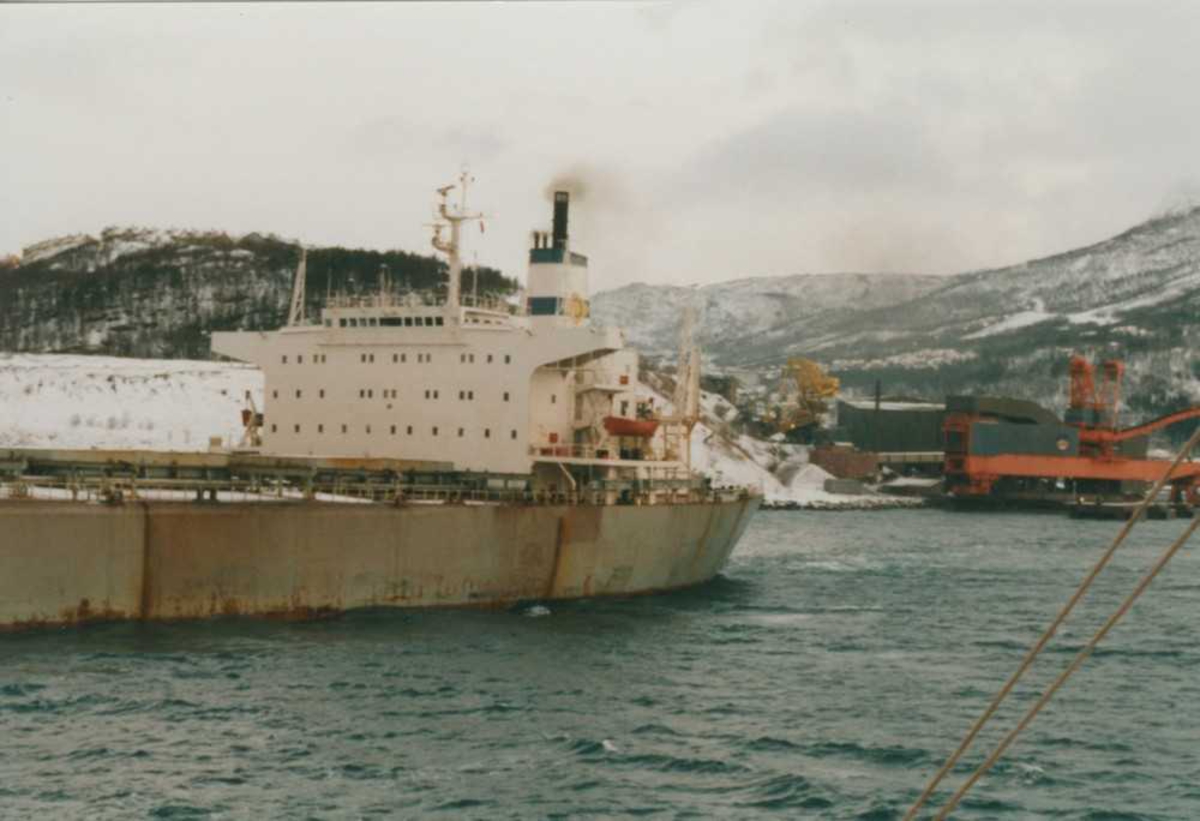 LKAB. Ombord på slepebåten "Rallaren" i oppdrag på Narvik med å dra ut malmskipet "Ikaria" fra kai 5. Slepet er fjernet.