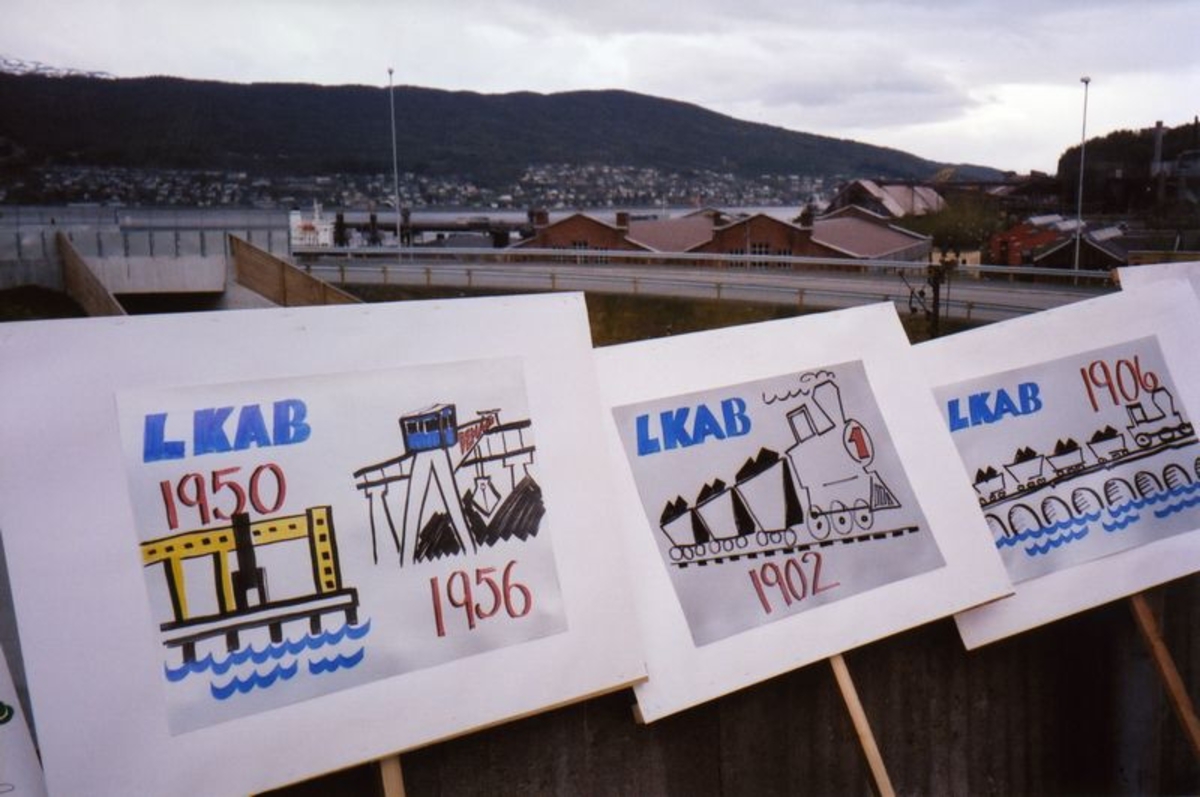 Plakater brukt ved borgertoget under Narviks 100 års jubileum 17. mai 2002.