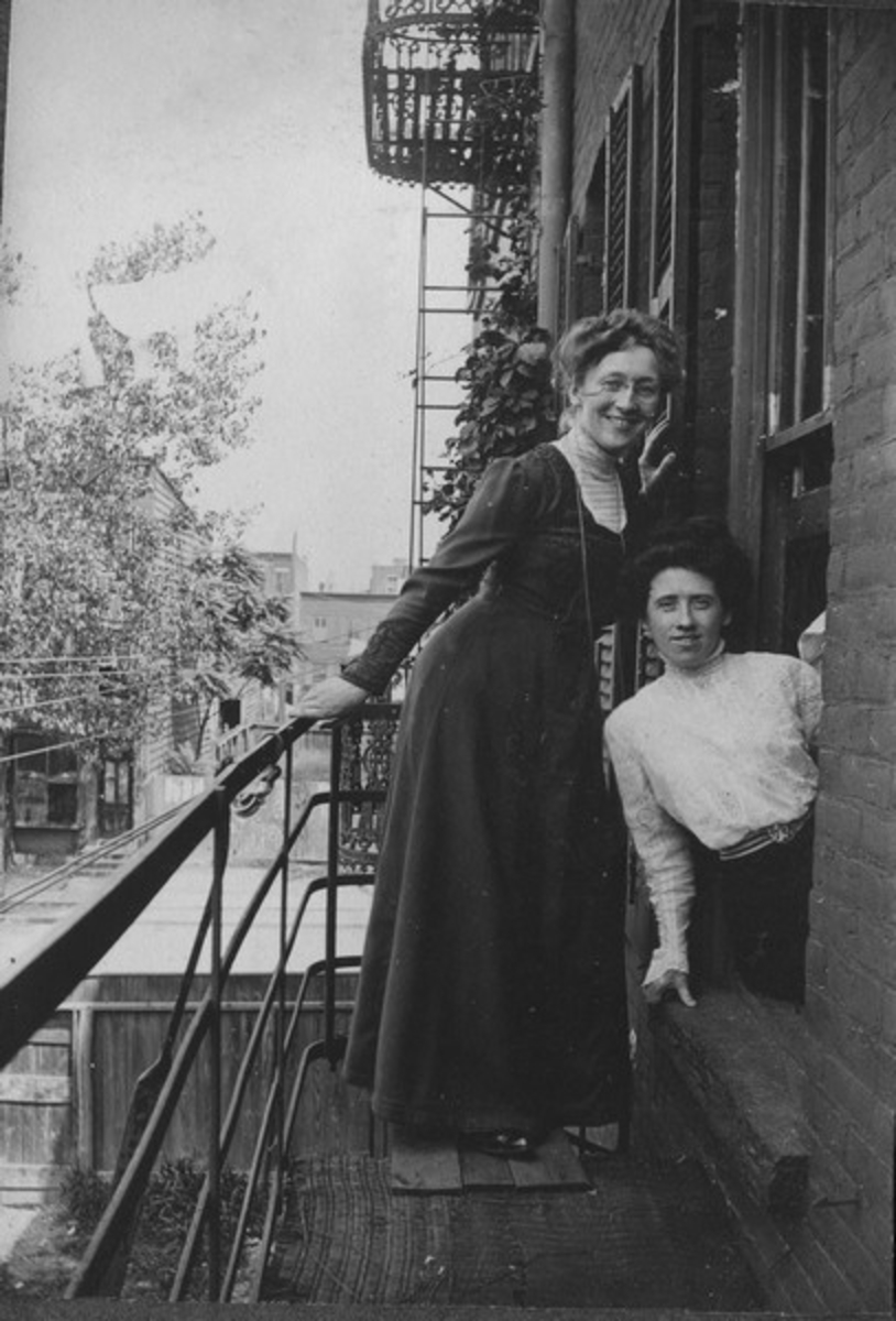 Frida og Magdalene (til venstre) ved brannstigen i 71 Cliff Street.