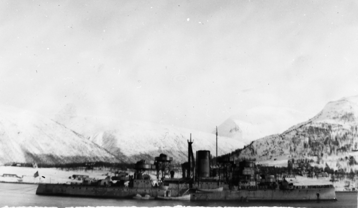 Motiv: P/S HARALD HÅRFAGRE ombygget til tysk luftvernskrysser THETIS i Tromsø 1945.