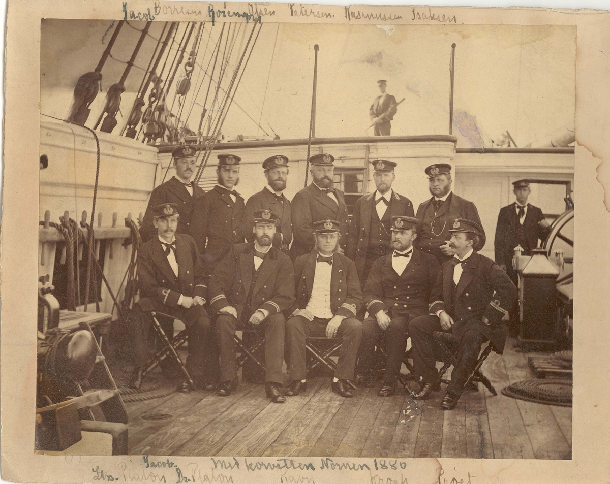 Dampkorvetten NORNENs offiserer 1880 - bilde med personangivelser (-3)